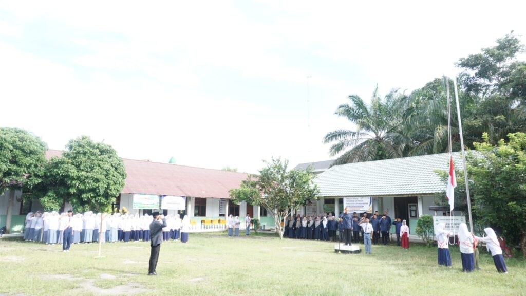 Tebuireng 3 Gelar Upacara Hari Pendidikan Nasional di Lapangan SMK IT Tebuireng 3